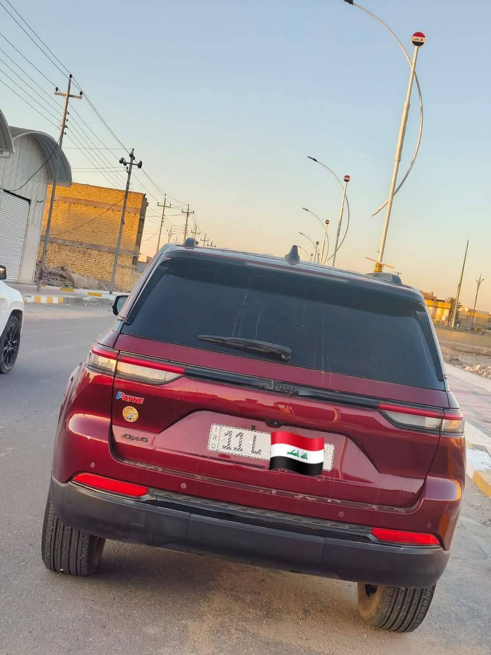 جيب جراند شيروكي بلاك توب 2024 (السيارة بحالة /زيرو وارد أمريكي  ) 🚗الموديل: 2024الفئة: المحرك: 6 سلندر - V6 / سعة 3.6 لترالقوة: 293 حصانناقل الحركة: أوتوماتيكي 8 سرعات نظام الدفع: رباعي مستمر 4x4 مع أنظمة قيادة متعددة🌟 أبرز المواصفات:شاشات و تكنولوجيا: 2 شاشات  (شاشة العدادات، شاشة الملاحة والترفيه الكبيرة، وشاشة معلومات السائق) + شحن لاسلكي.الراحة والداخلية: مقاعد جلد فاخر مع ذاكرة خزن وميزة التدفئة والتبريد / بانوراما سقف.الأمان العالي: رادار أمامي مع مانع اصطدام / تحديد مسار / نقطة عمياء / كاميرات خلفيه  مع حساسات أمامية وخلفية.الأنظمة الإضافية: صندوق خلفي كهربائي /كشنات كهربائيه/ تشغيل عن بُعد / بصمة أبواب وتشغيل / نظام صوتي محيطي عالي الجودة.
العنوان ناصريه مركز: 
الرقم: ***********9
