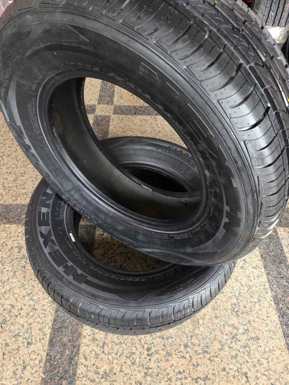 اطارات باله جديد غير مستخدم كوري اصلي قياس 225/65/16
يشتغل على السيارات التاليه ويل 16
تيكو 
هايسه حديث
راف فور قديم
سعر الزوج 100 الف واصل لباب بيتك
باله جديد غير مستخدم شرط


**إذا كنت صاحب هذا الإعلان وتريد حذفه لأي سبب، رجاءا أرسل رسالة إلى الدعم الفني**