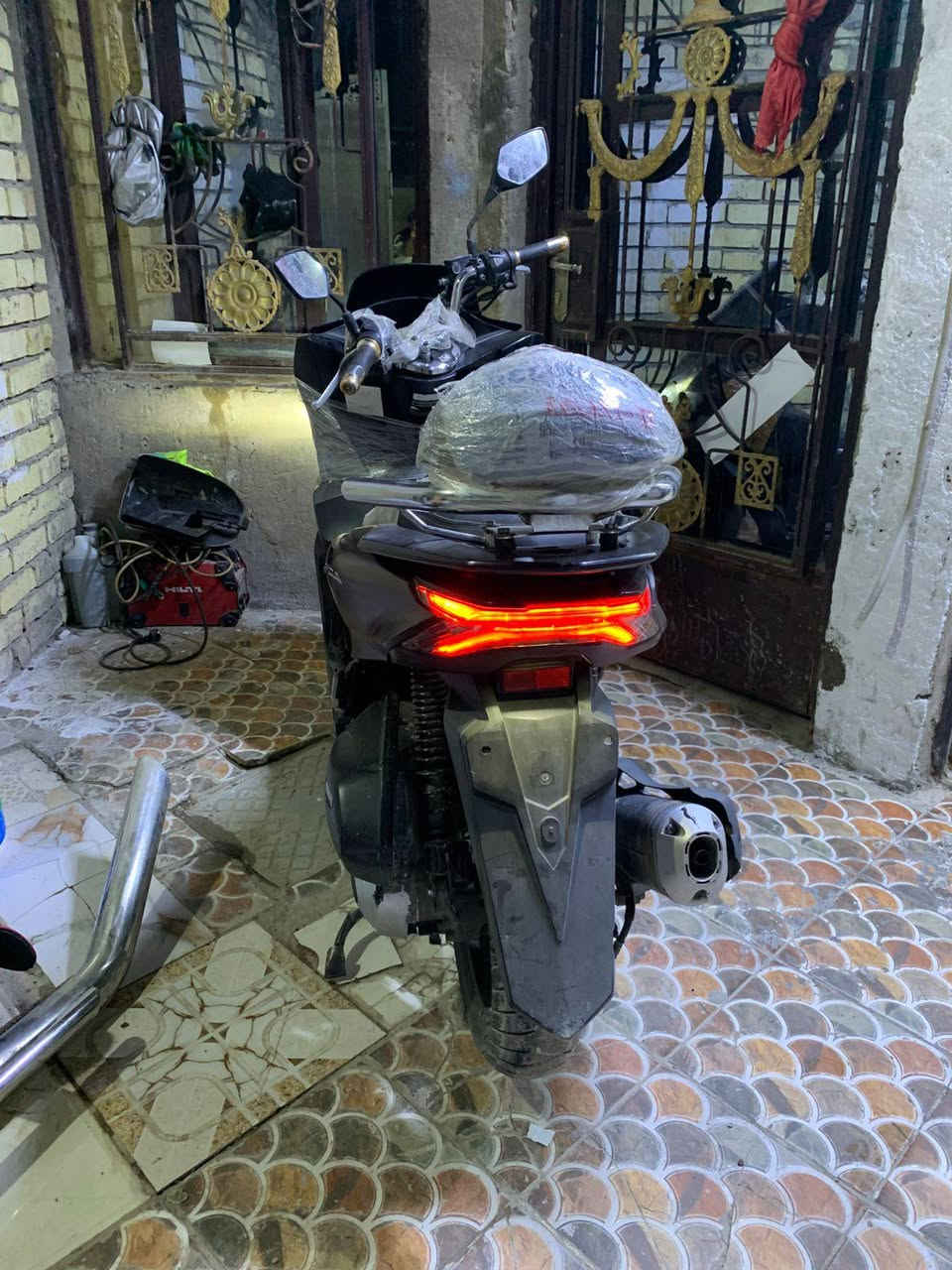 السلام عليكم دراجة للبيع PCX
جيل رابع كوري لون اسود طافي دراجة نظيفة كلش
مكينة مكفولة من فتح ونضوح وتبخير دراجة كاملة 
ماعدة دشبول طافي دخل مي وحترك فقط دشبول 
السعر  14 ونص وبيهه مجال بسيط مكان بغداد بلديات‎0774 641 4644
