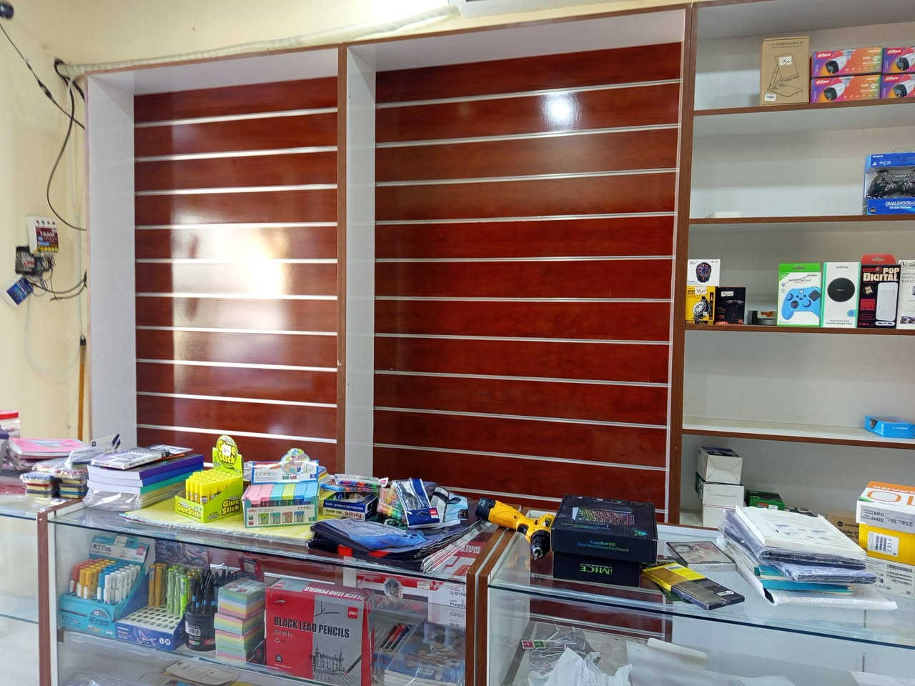 ديكور كامل نضيف فصال جديد مستخدم اقل شهر

٤ قطع رفوف

٣ قطع عارضات زجاج 

ميز واحد كاشير عالي و قوي 

٤ قطع رفوف كفرات 

كلشي موجود بالصور للبيع سعر ديكور كامل مليون و٢٠٠

و بي مجال و اذا حاب تستفسر اكثر هذا رقمي ***********

