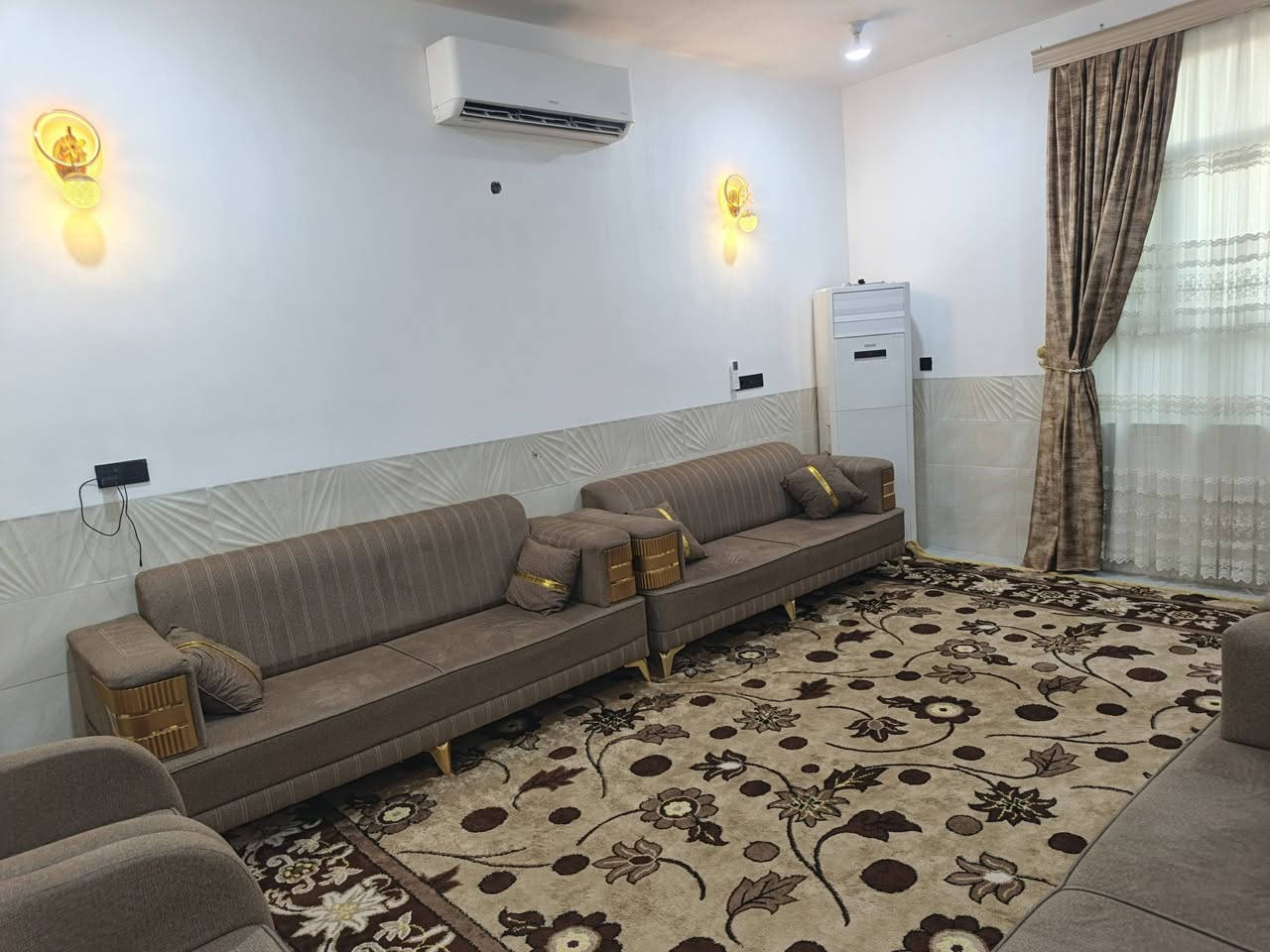 السلام عليكم بيت في حي الخضراء للبيع المساحه 160 متر اي استفسار على هذا الرق***********
