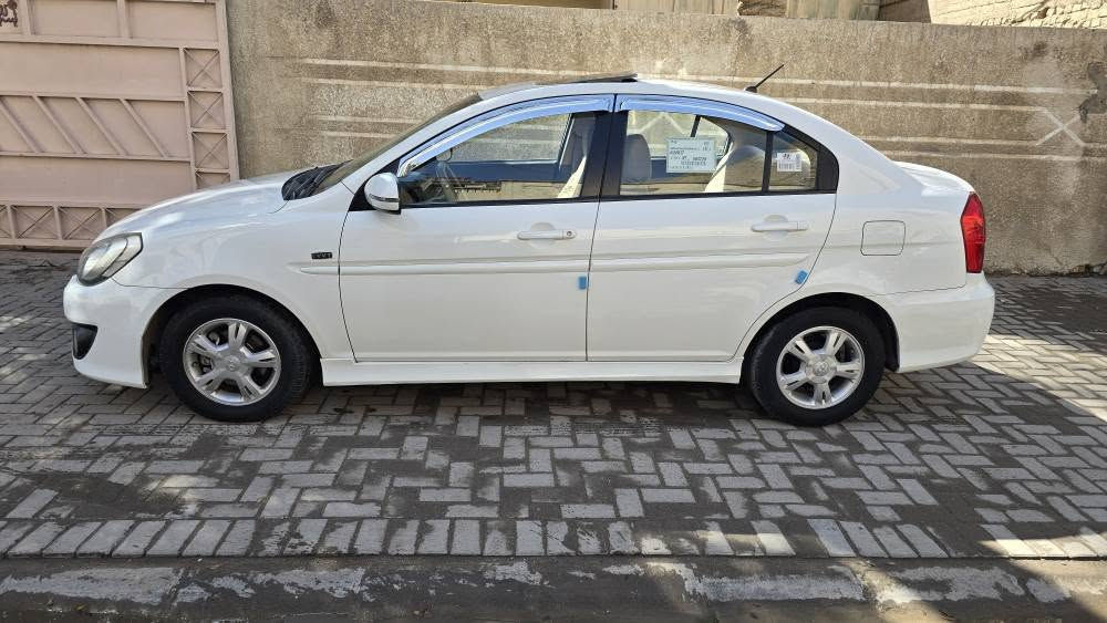 سلام عليكم 
للبيع اكسنت 2011 رياضي فتحة سقف شاشه وكامره والجام كهرباء 5 ويل كب  محرك 1600 سياره نظيفه جدأ وجاهزه بدون اي نقص كير محرك صدر غرفتها جديده تبربد ثلج 
رقم بغداد الدولي جديد سنويه وهزه جديده بيها صبغ جاملغ الامامي وجزء من الباب
السعر 95 ورقه 
للاستفسار اتصال على الرقم *********** بغداد, العراق
