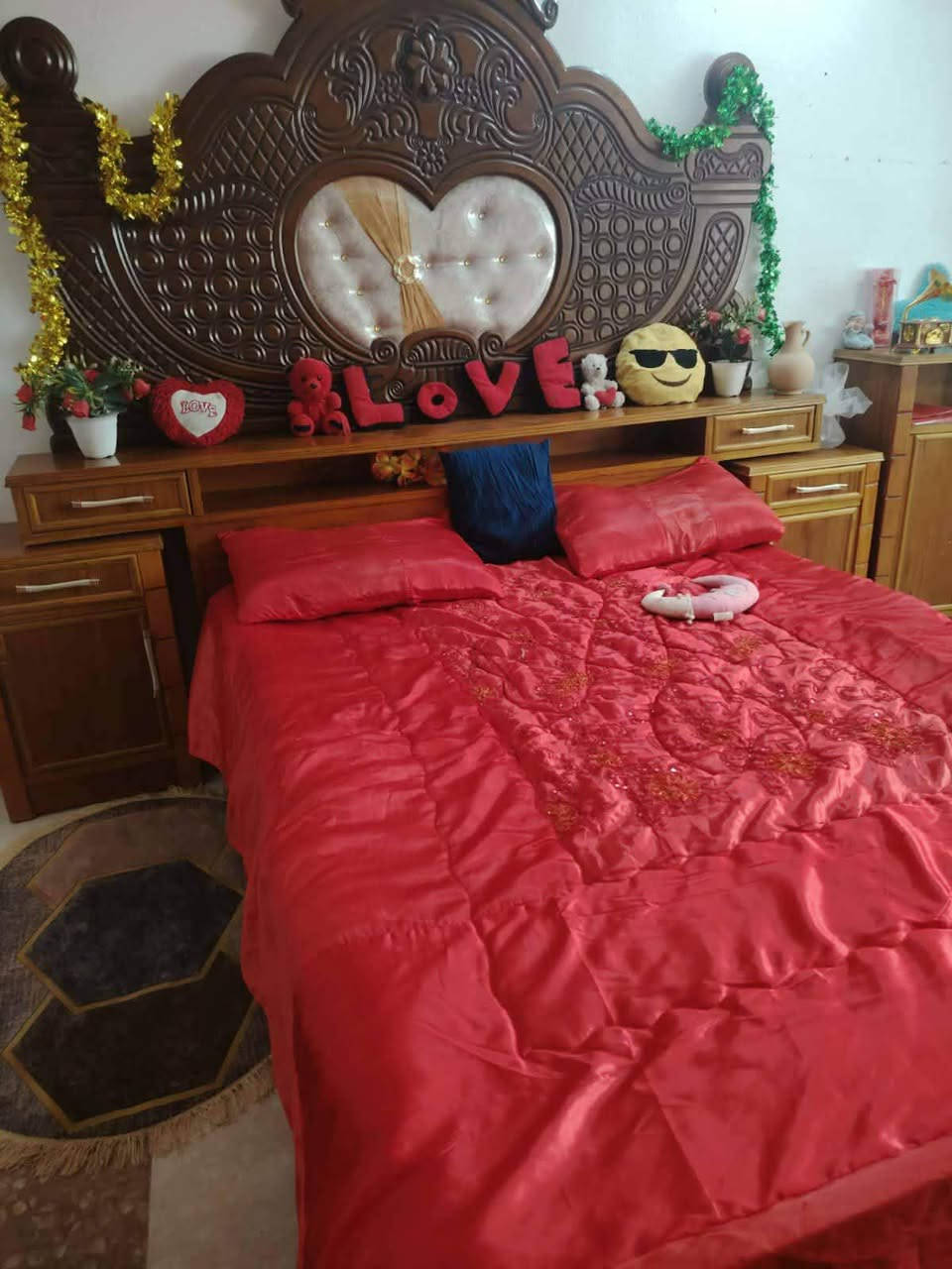 سلام عليكم غرفه اخشاب عراقي للبيع ستعمال قليل لبيع عنوان كاطون الرحمه قرب افران دبي مراسله صفحه وتصال ***********
