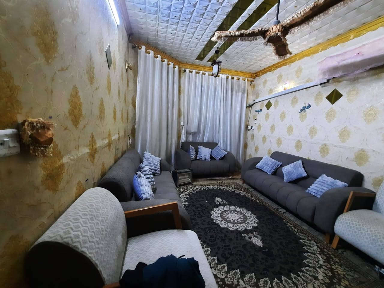 بيت مساحة 100متر. طابو صرف واجهه 5. نزال 20 . الشعب قرب سوق 4000 موقع مميز لٱ يوجد جيران امام البيت. امام البيت  مدرسة  ..... مدخلين 
يتكون م̷ـــِْن كراج جبير.واستقبال وحولي وصحيات بره وجوه ومنور وغرفة اخيرة وفوگ غرفتين م̷ـــِْن ضمنهن غرفة سويت. وسطحين ومخزن ‏  للاستفسار الاتصال او المراسلة ع الواتساب ‪ ***********‬‏
