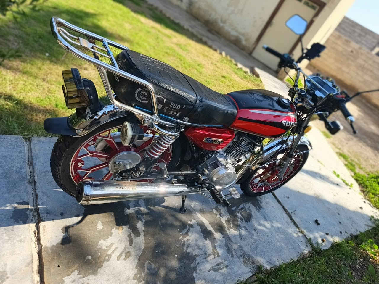 السلام عليكم دراجة سيفان موديل 2024الاصلي محرك 200 دشبول الكتروني نضيف مثل ما موضح بصورة مكاني شهربان ***********
