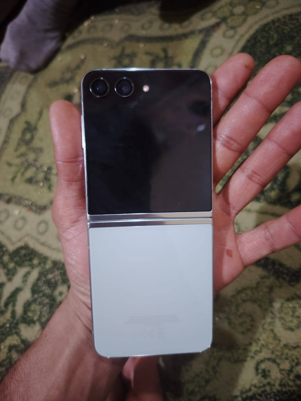 جهاز Galaxy Z Flip5 كامل ملحقاته وذا تريد تفاصيل اكثر انسخ اسمه وبحث عن يوتوب السعر 400 وبي مجال قليل ومتوازي عل بيعته مكاني النجف شارع المدينه رقمي ***********
