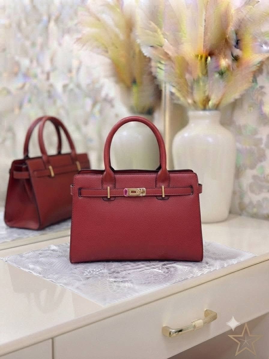 "كوني محط الأنظار مع هذه الحقيبة الاستثنائية! 👜 دمج مثالي بين الفخامة والأنوثة بفضل تفاصيل الكريستال اللامعة. متوفرة الآن باللون الأسود الملكي والأحمر الساحر. لا تفوتي فرصة التميز!"للطلب واستفسار مراسلتنا خاص او على واتساب 
*********** البصرة, العراق
