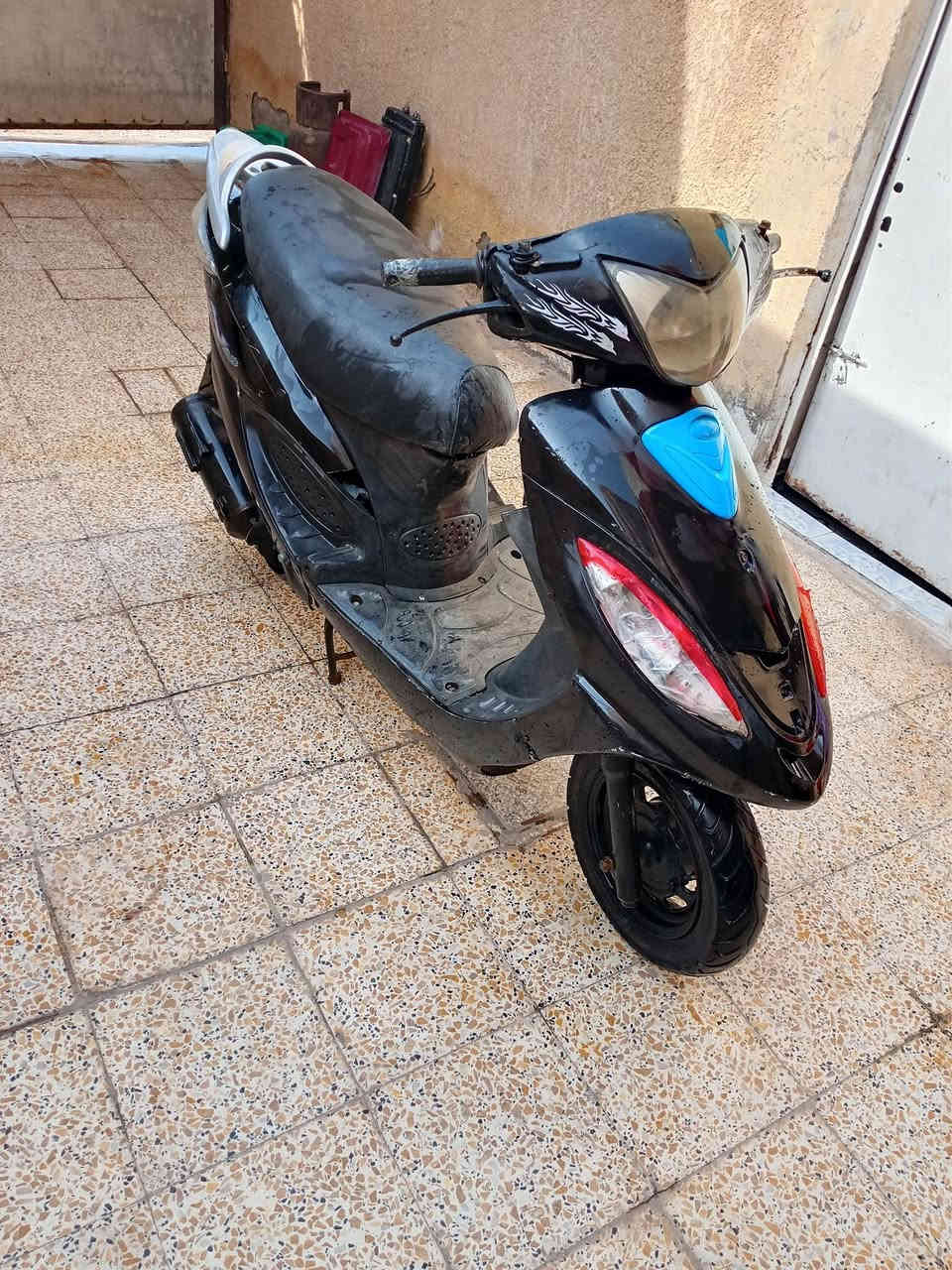 السلام عليكم عندي دراجه كامكو كوري للبيع أو مراوس دراجه نضيف ماعوزه شي السعر 250 عنوان كوت حي السياسين للستفسار الاتصال بالرقم ***********
