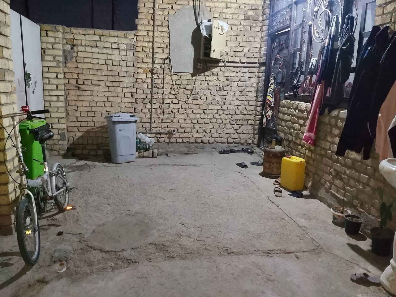 الدار للبيع مساحة 150م
الواجهة 10/النزال 15 
طابو صرف 
يتكون من طابقين 
الطابق الاول 
المطبخ 5×3
الصالة 3×8
المنور 3×1.5
الاستقبال 5.5×5
الغرف 4.5×4
الحمام الداخلي 2×2 +المنور 1.5×2
الطابق الثاني غرفتين نوم 
صالة حمام 
العنوان بغداد جسرديالى القديم نهاية شارع المصرف معمل كزاز مولدة رفيق 
يوجد خدمات كاملة 
الرقم *********** يوجد واتساب
