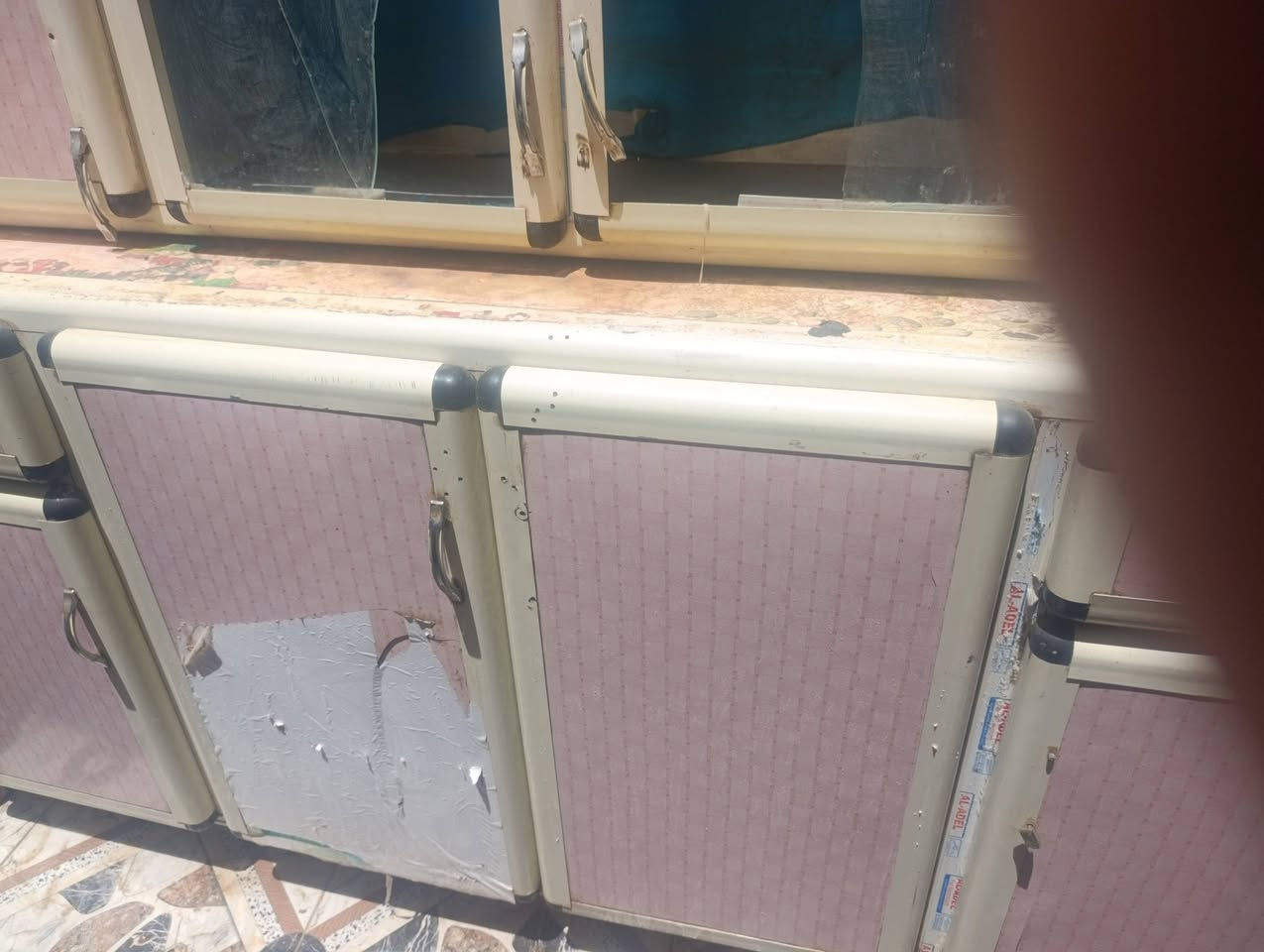 السلام عليكم غراض للبيع كاونتر وثلاجه وبوفيه وميز مال بلازمه بس مامصوره وعلي شلت ابيت زغير ومايكفي الاتصال ***********
