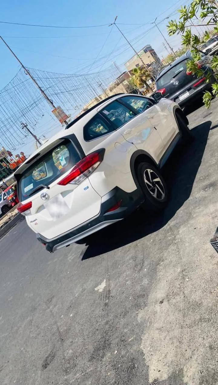 🚗 للبيع: تويوتا راش موديل 2020 (Toyota Rush ) .
• الرقم: بغداد (باسم المالك مباشرة).
• السنوية: جديدة.
• الهزة : جديدة.
: اللوحة الرقم الجديد .
 المواصفات :
•خليجي شركة SAS
• منظومة غاز ألماني غير مستخدمه 
• المحرك: ، 4 سلندر (اقتصادية جداً).
• عدد المقاعد: 7 مقاعد (3 صفوف) - سيارة عائلية بامتياز.
• : تشغيل بصمة، تحكم ستيرن، تكييف مركزي 
: حساسات خلفية، أضواء LED، ويل كب 
• السونار مرفق مع الصور داخل المنشور 
📍 تفاصيل البيع والموقع:
• الموقع: بغداد - حي التجار.
• السعر: 125 ورقة ، وبيها مجال بسيط للجادين.
• للتواصل والاستفسار: ***********
