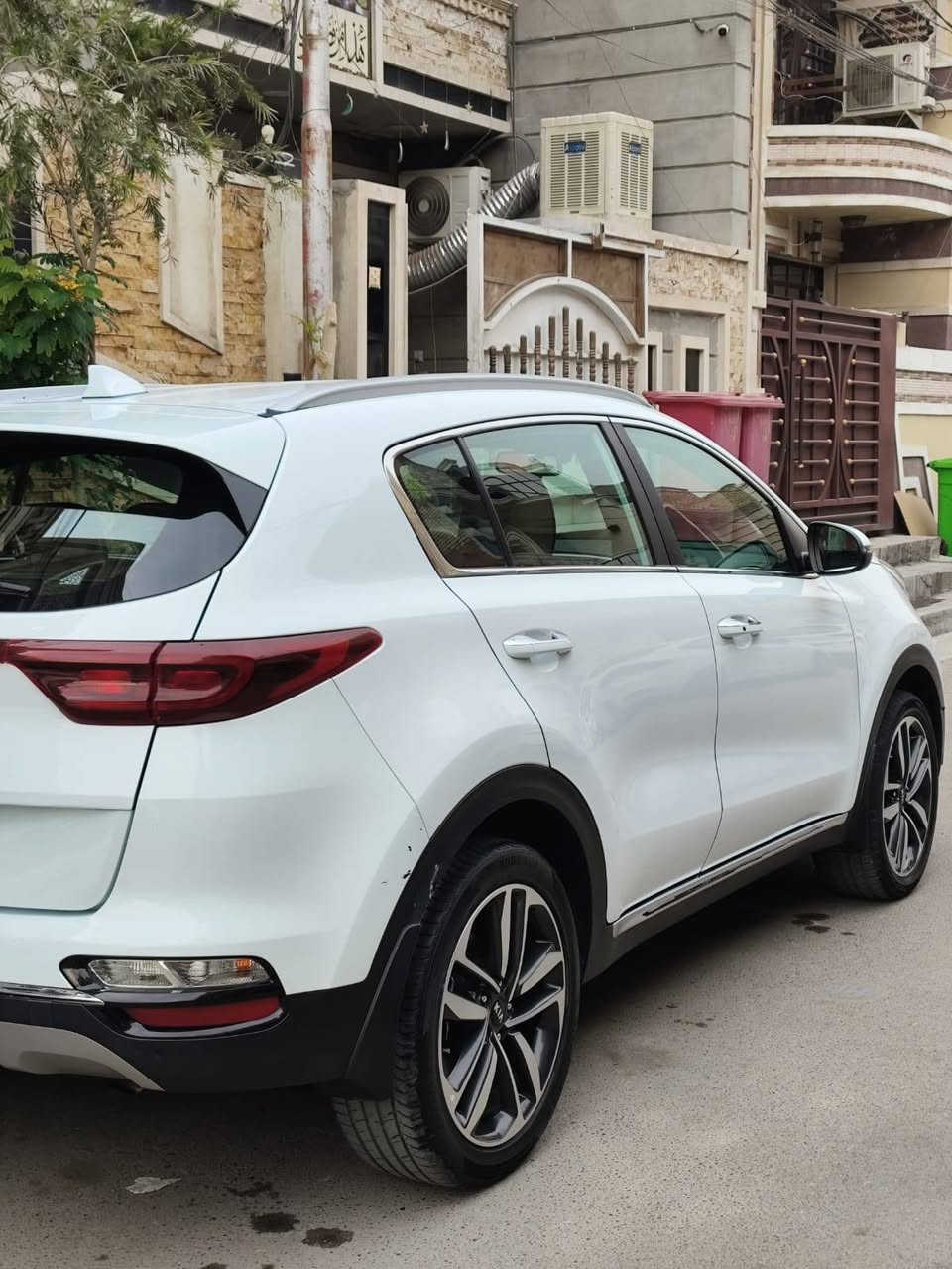 للبيع كيا سبورتج موديل2021.
(رقم بغداد)  🚗✨
 السياره نظيفة جدًا وبحالة ممتازة
وارد خليجي 🌹
لون أبيض 🤍
كير أوتوماتيك ⚙️
ماشيه 69 ألف كم 📊
محرك 2000. دوش🔧
بصمة تشغيل + بصمة أبواب 🔑
تربيد قطعتين ❄
كشنات الدوشمه مال شركه الاصليات  🪑
مري شفط 🔍
أشارات بالمراي 🚦
حساسات أمامي + خلفي + جانبي 📡
سايد بريك بالرجل 🦶
داخلية لون صحراوي 🏜️
سيارة عائلية، مريحة واقتصادية 🌟
باقي المواصفات معروفة ✅

♦ملاحظه // الجاملغ الامامي جهه السايق مصبوغ اثر شخط بدون حادث والباقي مكفول

📍 المكان: بغداد – حي الجامعة
📞 للاستفسار الاتصال على الرقم:*********** ☎️
