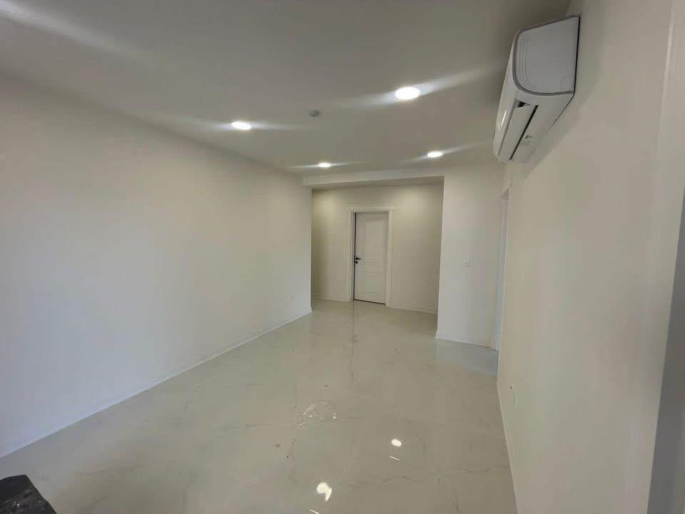 شقة للبيع   مع القرض العقاري  
مجمع الروان السكني مجاور كليه الرشيد
200 متر 3 نوم 3 حمام مطبخ كامل 
طابق 7 عمارة R6
  الشقة زيرو والاطلالة خارجية 

  صاحب الشقة موصل 150 مليون 
 دفعات المجمع المتبقيه 77 مليون  عله شكل دفعات 
 القرض العقاري 125  
***********
