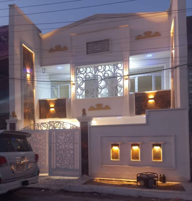 السلام عليكم دار سكنية جاهزة للسكن للبيع العنوان الغزالية نهاية شارع المشجر فرع الاسرى والمفقودين السعر ٣٥٠ مليون الاتصال واتساب فقط
*********** صاحب الدار
ملاحظة
 الدار مطلوبة ٦٠ مليون الى المصرف العقاري بعد الاتفاق على رغبة المشتري اذا يرغب بدفع الاقساط للمصرف من قبله بعد التحويل باسمه يتم تحويل معاملة  قرض العقاري بأسمه 
تفاصيل الدار 
بناء عام ٢١٠٧ دار سكنية مشيدة بالكامل طابقين مع ٤ غرف نوم 
مساحتها ١٦٠  واجهة ٨ ونزال ٢٠
الطابق الارضي  
كراج سيارة مع صحيات خارجية واستقبال مساحة ٣ ونص عرض و٦ نزال ومطبخ بارد ٣ ونص عرض و٦ نزال حولي هول صالة داخلية ٧ ونص في ٥ يليها غرفة نوم ٤ × ٤ ومجمع صحيات ٣ × ٣ 
مع مطبخ حار خلفي 
الطايق الثاني ٣ غرف نوم مع صالة مع مجمع صحيات 
الطابق الاخير بيتونة وسطح وغرفة مخزن كبيرة على السطح ٧ × ٥ 
مع تانكي ماء عدد ٢ كبير مع مغاسل عدد ٤ مع سخانات عدد ٢ مع ماطور ماء مع جهاز ضغط نزول الماء بالقوة مع منظمة كهرباء للتحويل كاملة البيت بالكامل نقوش مغربية وديكورات الارضية مرمر والجدران سيراميك 
الاتفاق عالشراء يكون كالاتي فقط عالصور بدون المعاينة من الداخل ويتم الاتفاق من قبل البائع والمشتري في حال اي اختلاف من بنود العقد يتحمل البائع غرامة قدرها ١٠  ملايين دينار التوفيق للجميع 
السلام عليكم دار سكنية جاهزة للسكن للبيع العنوان الغزالية نهاية شارع المشجر فرع الاسرى والمفقودين السعر ٣٥٠ مليون الاتصال واتساب فقط
