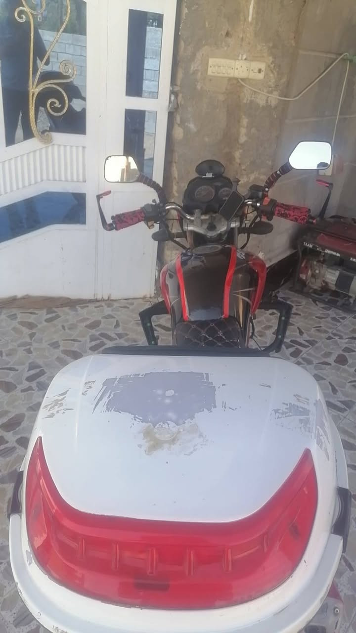 سلام عليكم  سايم مدرع لبيع 2017وراق بس نضافه خير من الله *********** السعر 650 وبيه مجال حك الجيه  مكانه جزيره الخالديه
