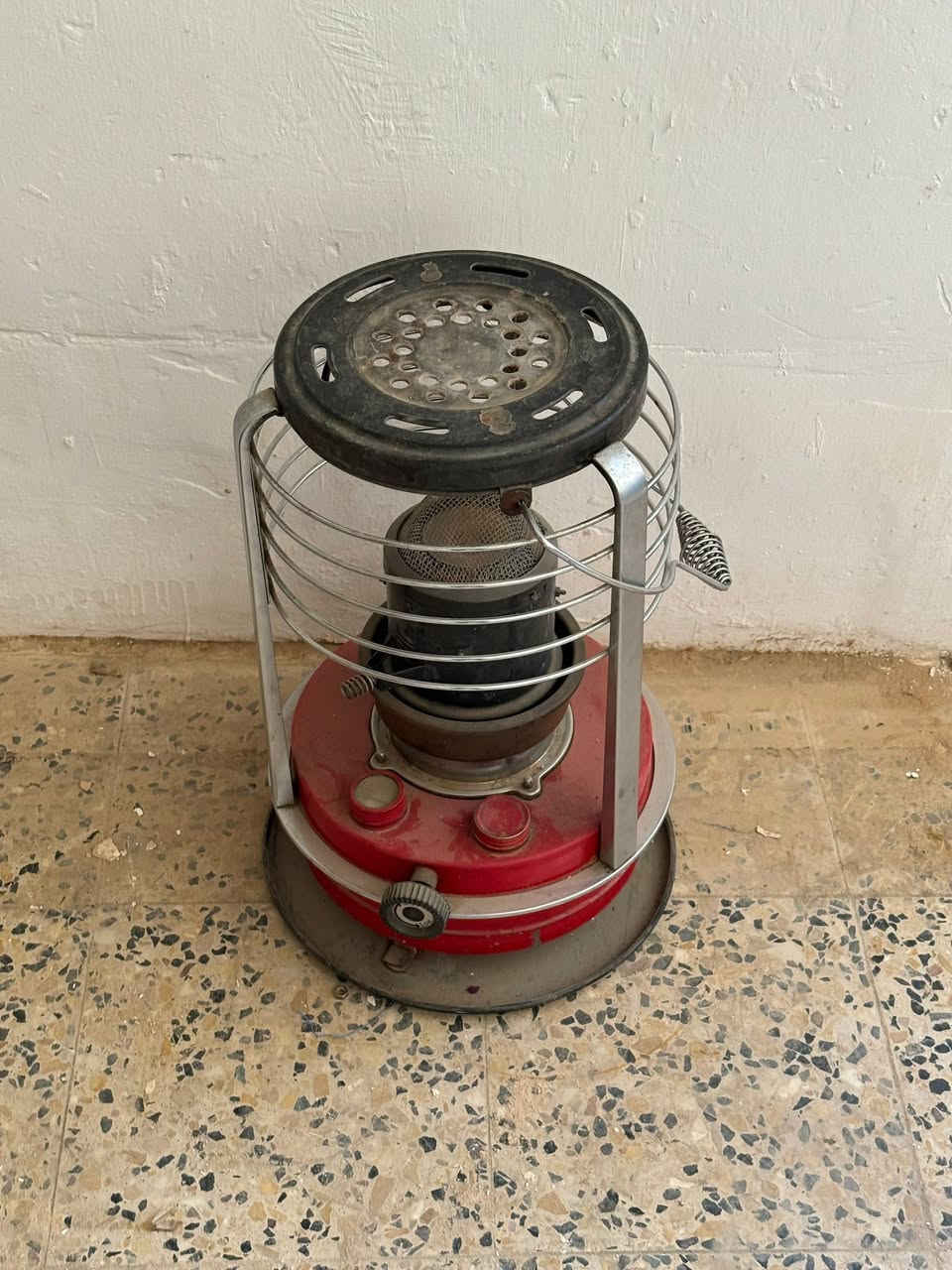 1مكناسه كهربائية شغاله ب15
2مكناسه نقص صونده ب10
3جلكان بلاستك 100 لتر ب10 
4صوبه نفطيه القديمه ب15
5خلاط وطاحونات لكن الجك بي فطر ابيعه ب10 شغال
6 بنكه شحن بطاريات هابطه تشتغل مباشر ب10 
 مكاني تكريت ***********
