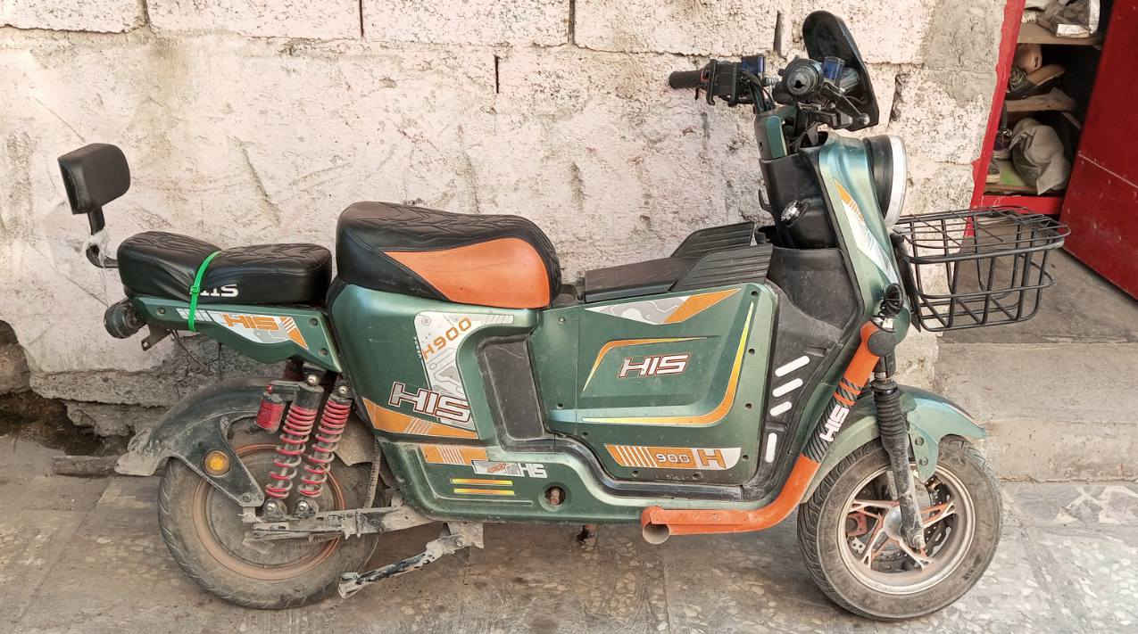 السلام عليكم دراجه شحن HIS. H900
معروفه مواصفاتها 
بيها اربع اشاير 
لايت امامي زنون او عادي 
لايت خلفي 
دبلات غاز 
درع مصد الضربات 
جنطه اماميه 
سله اماميه 
تجوه للراكب الخلفي 
بيه Rرجوع للخلف 
بريكات دهن دسك امامي وخلفي
الشاشه تقره 99 
حامل موبايل  
4 سرع بيهه 
بيهه بصمه  
او بيهه بصمه بلاديه 
بيهه مسجل  
بيهه جهاز انذار 
5بطاريات كبار الدبل من الشركه HIS
السعر 550وبيهه مجال
العنوان الزعفرانيه نهاية شارع معهد 
رقم:***********
