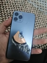 ايفون ١١ برو • ٦٤ • يحتاج تبديل ضهر