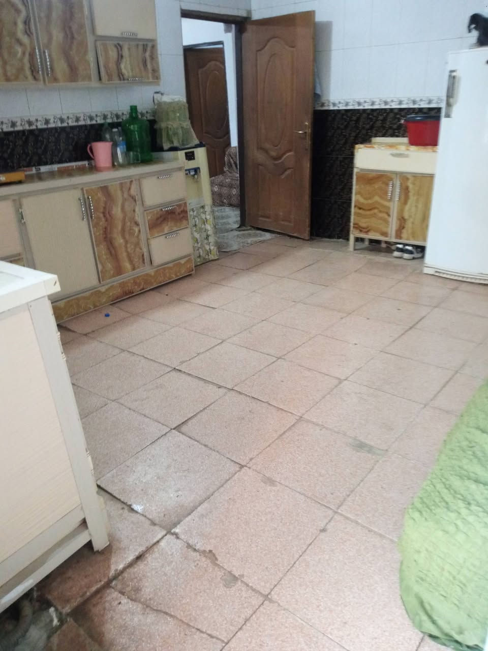 بيت للبيع الكوفة بعلوة الفحل مع مشتمل البيت يحتوي ع ثلاث غرف وصالة واستقبال ومطبخ وصحيات اثنين ومكشوفات اثنين 
والمشتمل يحتوي ع غرف اثنين مع صالة ومطبخ وصحيات السعر الكلي 42 مع المجال البسيط مساحة البيت مع المشتمل 285متر ومشمول بالتطويب بيع مستعجل الاستفسار الاتصال ع هذا الرقم***********... ***********
