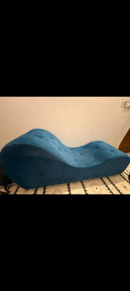 السلام عليكم عندي سرير  وميز مكتبي وميز مكياج يي ضرر مابي ونضيفات امان الله  
وايضا شزلون للبيع يي ستفسار ع لرقم ***********
