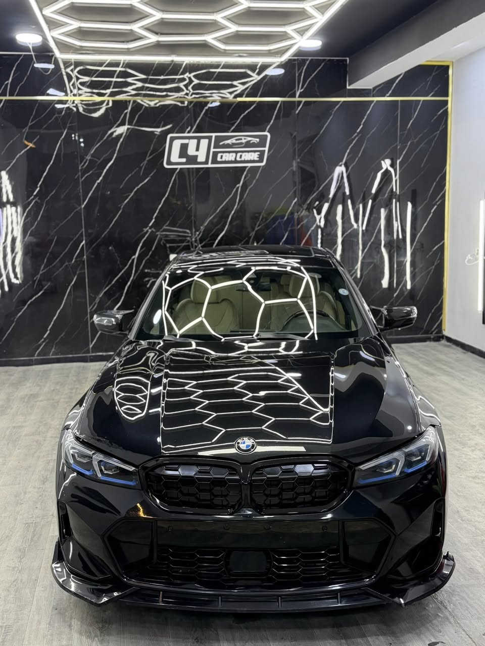 بسم الله الرحمن الرحيم 
سيارتي الجميله للبيع فقط bmw 2021 بدي كت ام بكج 
رقم اربيل 
مواصفات / 
فول 1/1 عده الداتا شو 
داخل بيجي 
تدفئه كشنات 
خزن ميوري 
شاشه دجتل 
فول للعين 
عليها كت كامل + دفيوزر + حلوك كزوز + جنح + تخم ويل + لحيه اماميه كلهن مال ( ام بكج ) وهسه كملت سياره بولش حمام ونانو بيدي بالمركز مالتي 
سياره بدون نقص برغي واحد صور كامله تفاصيل كامله صور سونار كامله 
ماشيه : 68 الف تقريبا هيج شي استعمال شخصي 
 
الحادث / خشم جاملغ امامي فقط مبدل نفس لون 
سياره بدون قطره صبغ كفاله كير ومكينه وصبغ وصعه بارد  وشواصي وللغود وكلشي 
سعر سياره حكتبه الي يعجبه اهلا وسهلا ( 248 وبيها ممجال كلش بسيط سياره بلاش بنسبه الخواتها 
مكاني حي البنوك شارع الكنيسه .
***********
