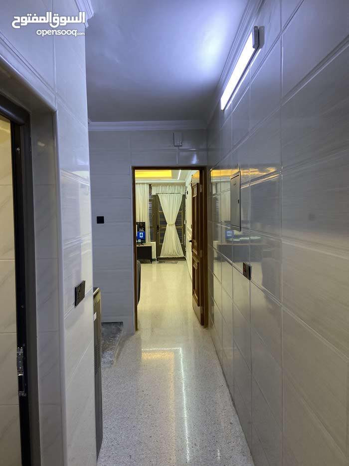 دار مساحته 75متر في حي اور 600 موقع مميز يحتوي على كراج واستقبال ومطبخ حار وبارد و4حمامات و3غرف يحتوي على ثلاث طوابق للاستفسار الاتصال على الرقم 
***********
