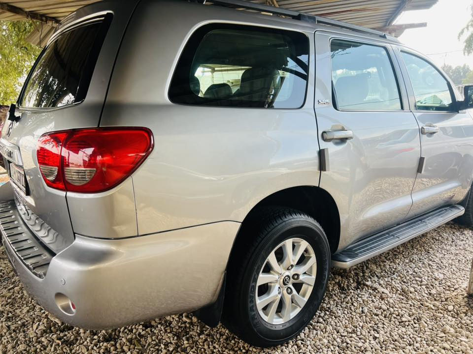 بسم الله الرحمن الرحيم 
تويوتا سيكويا 2009وارد امريكي حادثها كلش بسيط يم اللايت شويه من الجاملغ وشويه من البنيد فول مواصفات عدا الفتحه لوي بلادي موجوبلس مكينه كير حداديه تخم تاير تبريد تدفئه كهربائيات كله بشرط ماشيه@160رقم بغداد انكليزي باسمي فحص وهزه وسنويه كله جديد السياره نظيفه حيل ومامتعوبه
السعر160$عنواني كربلاء وللاستفسار اكثر
***********
