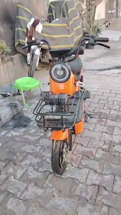 السلام عليكم دراجه شحن لون برتقالي دراجه تخبل جديده  مابيه  اي نواقص ما عدا البطاريات جيب بطاريات و تعال افحص دراجه اذا بيه اي عطل ترجع  عليه 🧡✨🧿 الراغب بل شراء يتواصل وياي السعر 300 بيه  مجال  
***********
 موقع الشالجيه قرب حسينه السبطين
