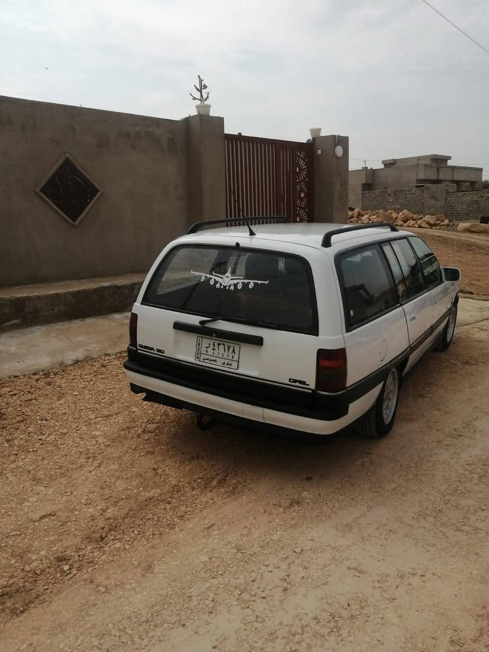 السلام عليكم 
اوبل اوميكا للبيع 
موديل 91 محرك 20 كير عادي محرك وكير شرط 
رقم الماني سنويه  2029
كابون بنزين بي صبغ حزام جمالي شرط بدون دعم سياره حلوه جهازه السعر 35
‏‪0751 857 9249‬‏
