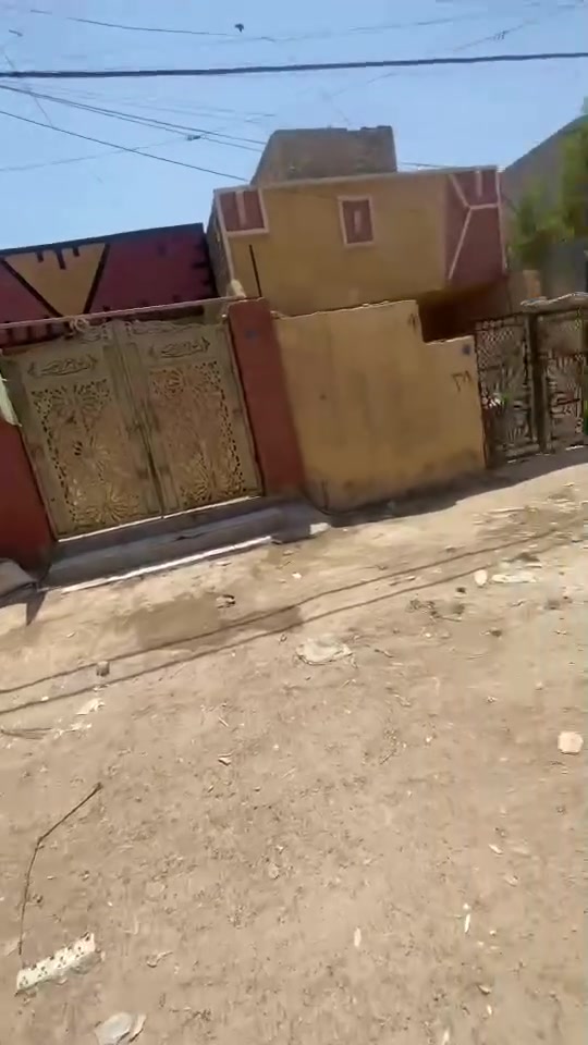 السلام عليكم

بيت للبيع مساحه ١٢٠ متر 

يحتوي على غرفتين مساحه كل غرفه ٥*٦

وديوانيه مساحتها ٧*٤ مع ملحقات لبيت 

الموقع مدخل سبع قصور قبل السيطره 

رابع فرع ع جهتك اليمنه  قريب ع حي اور والغرير موقع حلو عن قريب تدخله الخدمات 

السعر٤٥ وبي مجال 
‭***********
