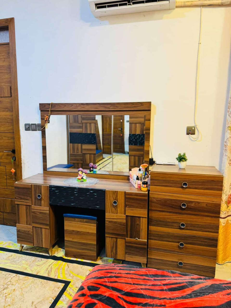 سلام عليكم غرفه للبيع تركيه مودل كلش حلوه فقط جرخ باب سلايت مكسور. يتبدل 9قطع الموبايل *********** بغداد التاجيات خلف المرور
