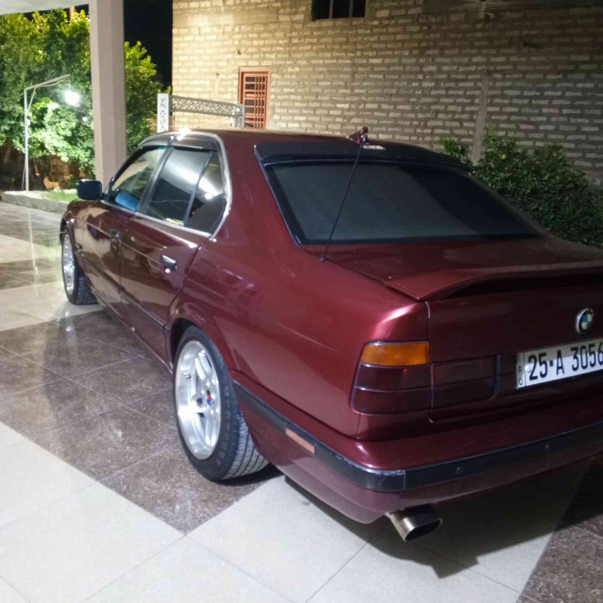 السلام عليكم من رخصه الادمن بي ام دبليو 535 كير عادي فتحه سقف جام اوتو  مكينه وكير شرط صبغ جماليه  غرفته نضيفه ويل ام اصلي  رقم كركوك مشروع وطني بسمنه سنويه ل29 موديل 90 السعر 52 وبيه مجال  العنوان صلاح الدين سامراء مكيشيفه ***********
