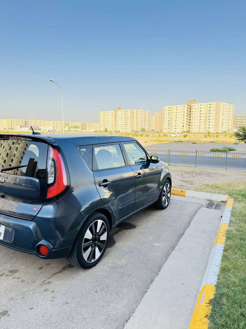 السلام عليكم
كيا صول 2016 للبيع 
فول الفول 1/1 . بنوراما كشنات جلد تدفئة تبريد بصمة تشغيل شاشة كبيرة كشن السائق فول تحكم كهرباء وبعد بيه مواصفات
محرك 2000 gdi مجفت جديد ويعمل بصورة ممتازة بدون تنقيص .. الضرر موضح بالصور .السعر 114 وبيه مجال
للأستفسار ***********
