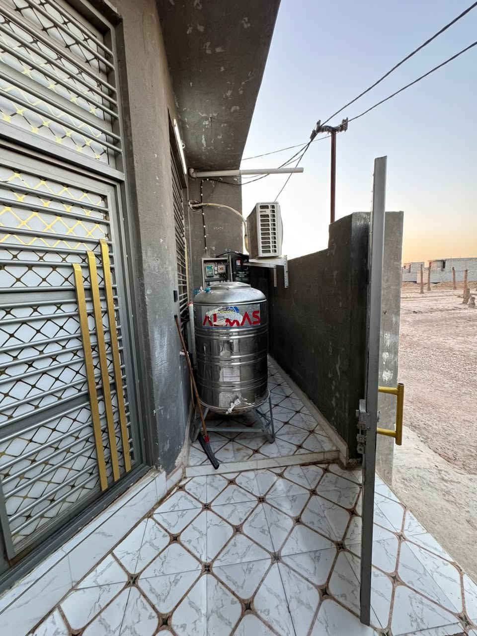 السلام عليكم بيت  طابو زراعي سند 25الموقع وره الملعب مال بيت شاهين مساحت البيت 112متر يرهم بل قصط لاستفسار ***********
