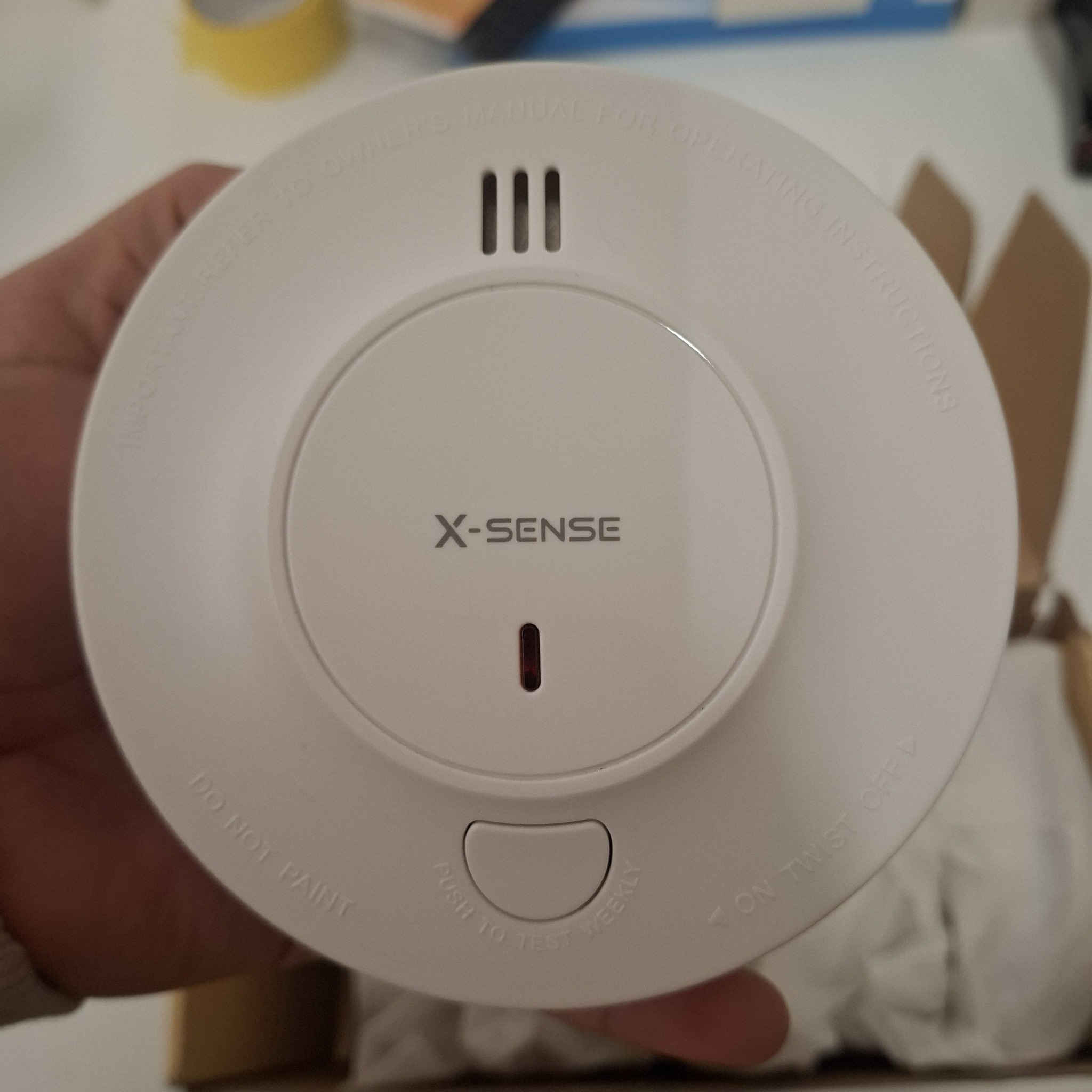 جهاز إنذار الدخان اللاسلكي المترابط من X-SENSE 
6 قطع
أهم المميزات:
​خاصية الترابط اللاسلكي (Link+): بمجرد استشعار أحد الأجهزة للدخان، تطلق جميع الأجهزة الموزعة في المنزل الإنذار في وقت واحد لضمان تنبيه الجميع.
​تغطية شاملة: الطقم يحتوي على وحدات متعددة لتغطية مختلف الغرف والممرات.
​سهولة الفحص والتشغيل: مزود بزر "Push to Test" لاختبار فاعلية الجهاز دورياً بكل سهولة.
​تصميم عملي وبسيط: يعمل بالبطاريات ولا يحتاج إلى تمديدات أسلاك معقدة، مع ميزة التثبيت والفك السريع (Twist On/Off).

طلعلي بالأمزون للبيع بأعلى سعر حط سعرك وبالعافية
*********** واتساب او راسل الصفحة
