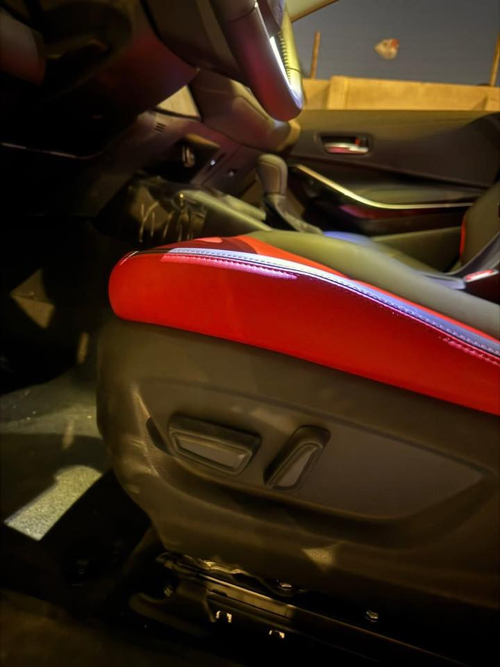 فوول مواصفات 1/1 ام الكشنات الجلد الاحمر
كشن السايق كهربائي 
جنح خلفي بلادي 
زيروو ماشية 3.000 كم 
بأسمي هزة وسنوية جدد
مكان السياره بغداد/المنصور
السعر 155 رقم الهاتف : ***********
فقط بيه نص لدعاميه الاماميه صبغ 
وصوره التصليح موجوده
