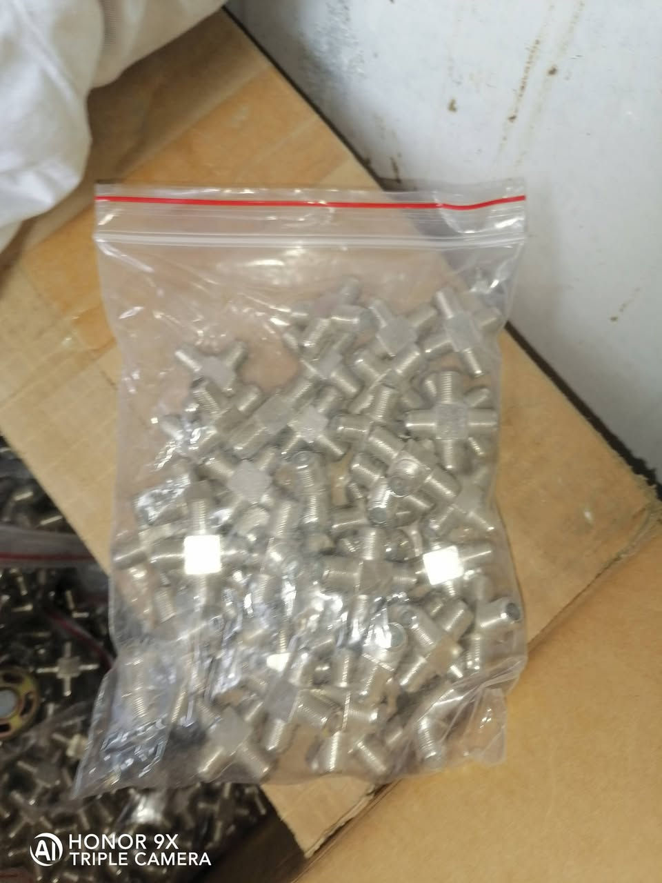 السلام عليكم متاح كميه حوالي ٢٥٠ كيس  عنواني بغداد
رقمي *********** السعر مناسب
