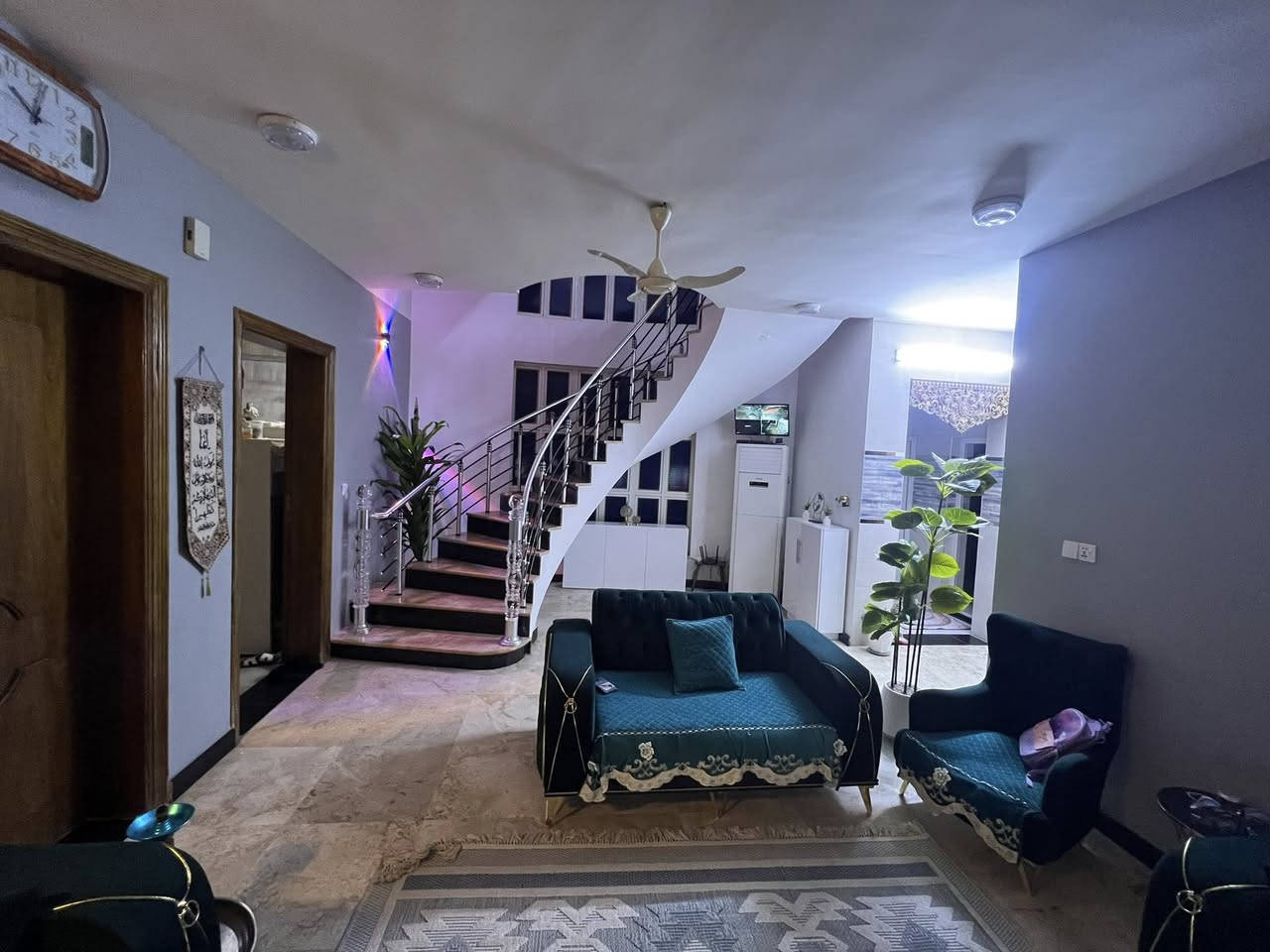 للبيع دار في منطقة الثعالبة – المربع الأول (الـ6000) قرب متنزه آل الصدر
طابو صرف على طابو الشعب 

▪️ المساحة: 200 متر

▪️ البناء: 2021

▪️ عدد الطوابق: 3 طوابق

▪️ الموقع: شارع 30 متر

*ملاحظة / كهرباء وطني مستمر بدون انقطاع 

🔹 التفاصيل:

استقبال

صالتان

5 غرف نوم كبيرة + غرفة مخزن 

2 مجاميع صحية شرقي وغربي  + صحيات خارجية

ساحة غسيل

2 ترك 

مخزن خارجي 

تشجير (حديقة خارجية ) 300متر

✅ بناء درجة أولى ✅ 

البيت جاهز للسكن مباشرة ✅

للاستفسار والمعاينة يرجى التواصل على الخاص أو الاتصال.

***********
