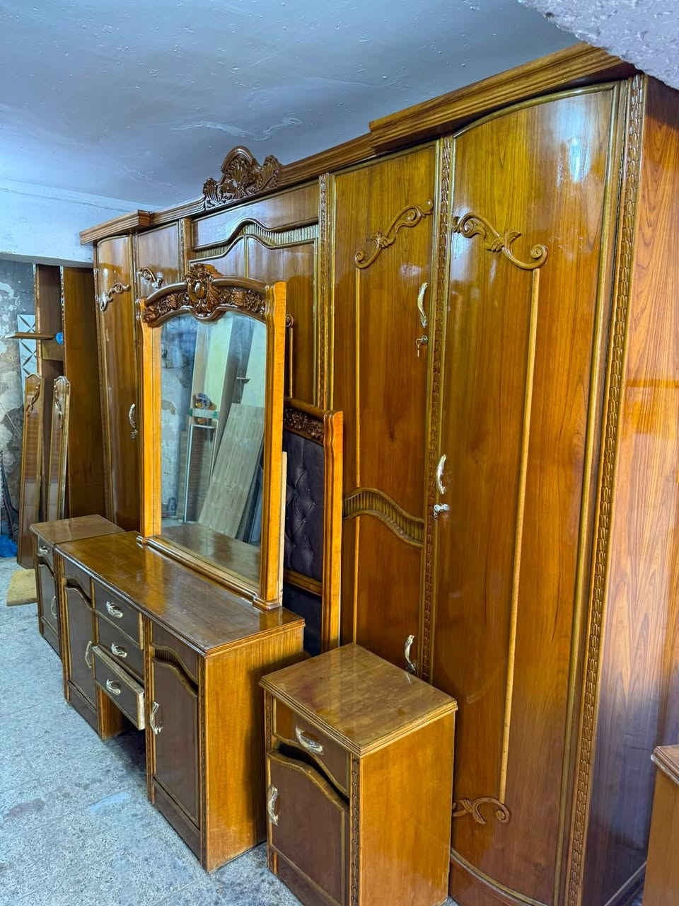 السلام عليكم 
غرفة عراقية داخل خارج صاج العگال والفرش بلوك والغرفة نظيفة حيل كما موضح لكم بالصورة النقش زان دوشمة او الزواية كنتورية بأرتفاع الكنتور اي استفسار على الخاص او واتساب ***********
