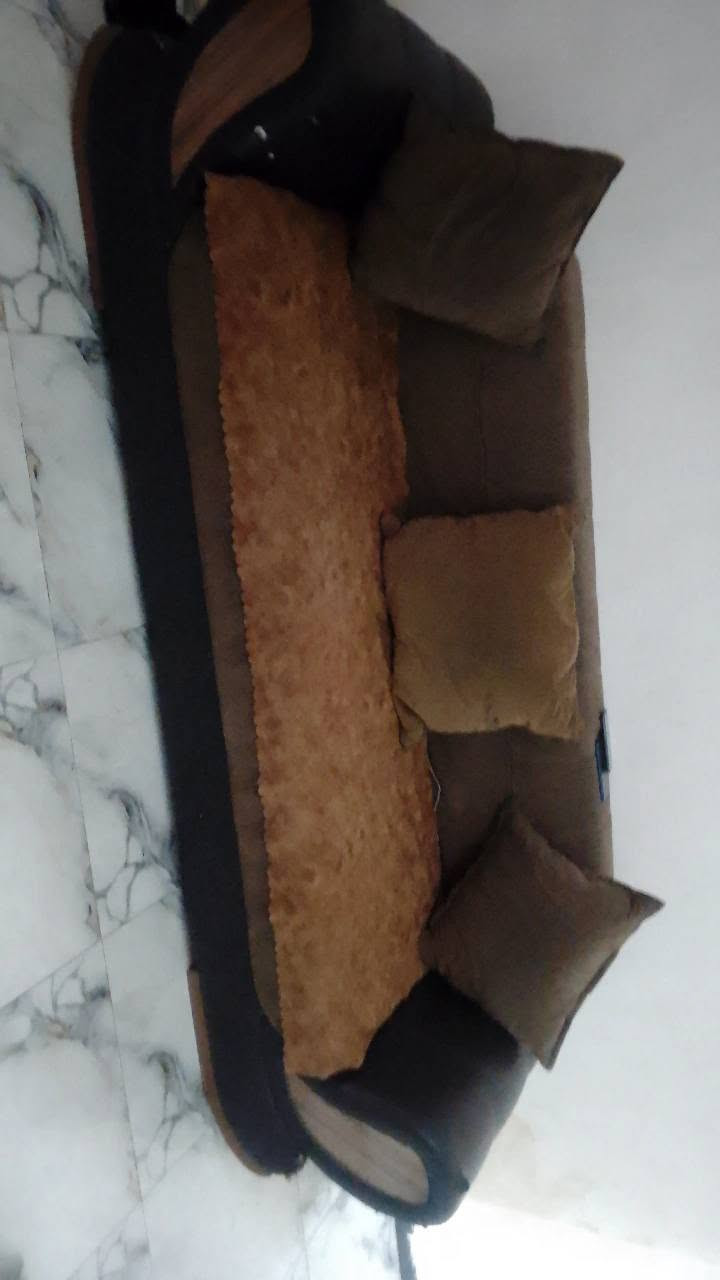 تخم 8 نفرات مثل ما موضح بالصوره التخم حلو لكن المساند تعبانات بسبب البزون لا اكثر ويوجد كراسي اثنين ويا لكن تعبانات سعره 80 الرقم ***********
