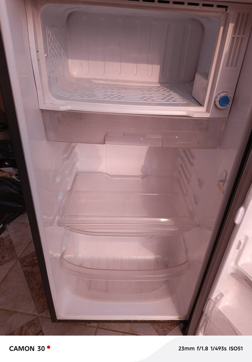 ثلاجة شغالة نظیة جدآ  شرط النظافه سعر 100 الف
***********
***********
