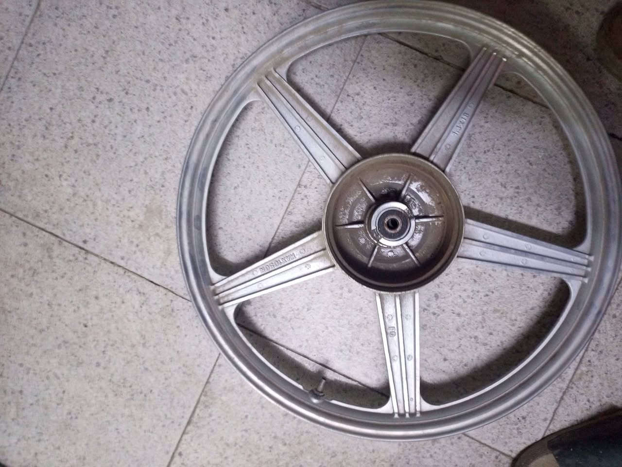 السلام عليكم غراض ايراني للبيع الويل أبو التاير كامل منفوخ السعر 75 الف قفل بغداد حي العامل للاستفسار ***********
