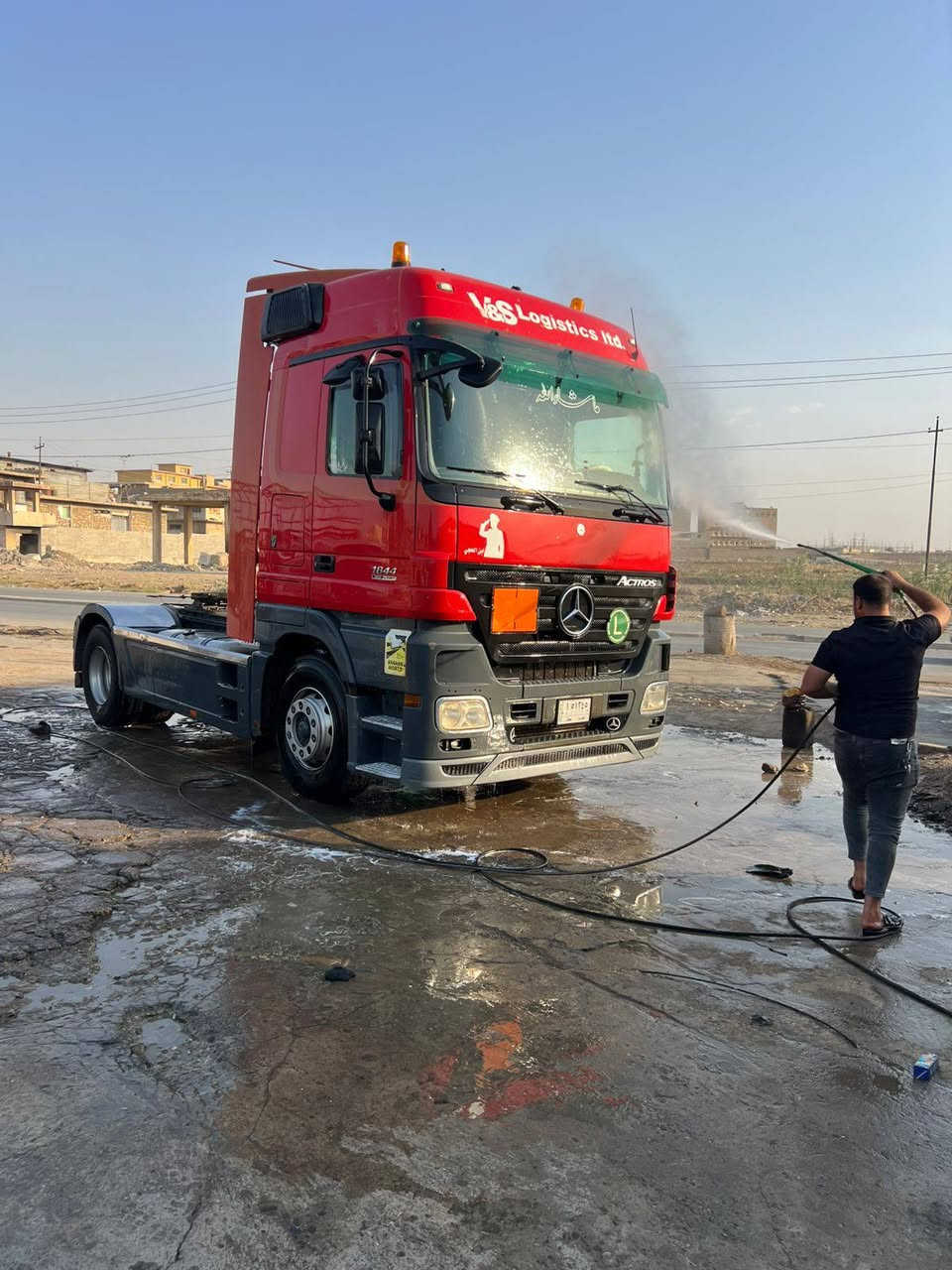 السلام عليكم من رخصت الدمن دمعه 2004 رقم نينوئ مربوطه صهريج  بشرط التحويل سياره حلوه او نضيفه محرك كصه مال 2007 كير اكسن. دبل شاصي محور طويل رتايدر 5طكات ثلاجه شغاله مكفوله سياره على خط تشتغل مكلف مكلف بل نشر *********** رقم صاحب السياره متوفر لحد الصبح
