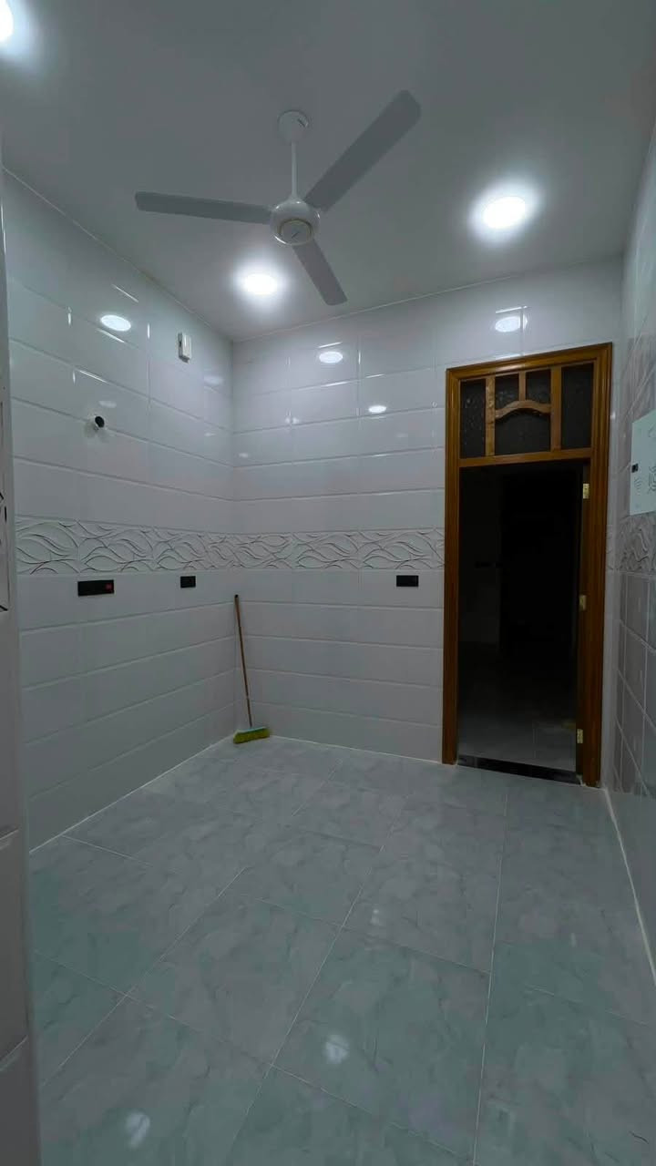 بيت للايجار حجي عبد الثانيه يحتوي على غرفه كبيره نظام كامرات مراوح البيت جديد مطلوب عائله نظيفه تحافظ عليه. السعر ٤٠٠ غير قابل للنزول  الاتصال على الرقم ***********
