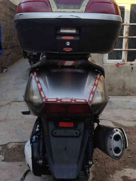 سلفر 600 بقلاوة شغاله كلجات دبلات اماميه خلفية مكفولة محرك وكهربائيات مكفولة لاتنقيص ولاتبخير رايدها بواحد و300 قفل نقصها باتري فقط ماشية 85 مابيه اوراق  شادلهة زنون بوحده سعره 85 ومروحه اضافيه يعني لو بنار جهنم ماتحمه جنطة خلفيه جبيره وحلوة اوفر شغال مكاني بغداد الكمالية رقمي ***********
*********** بغداد
