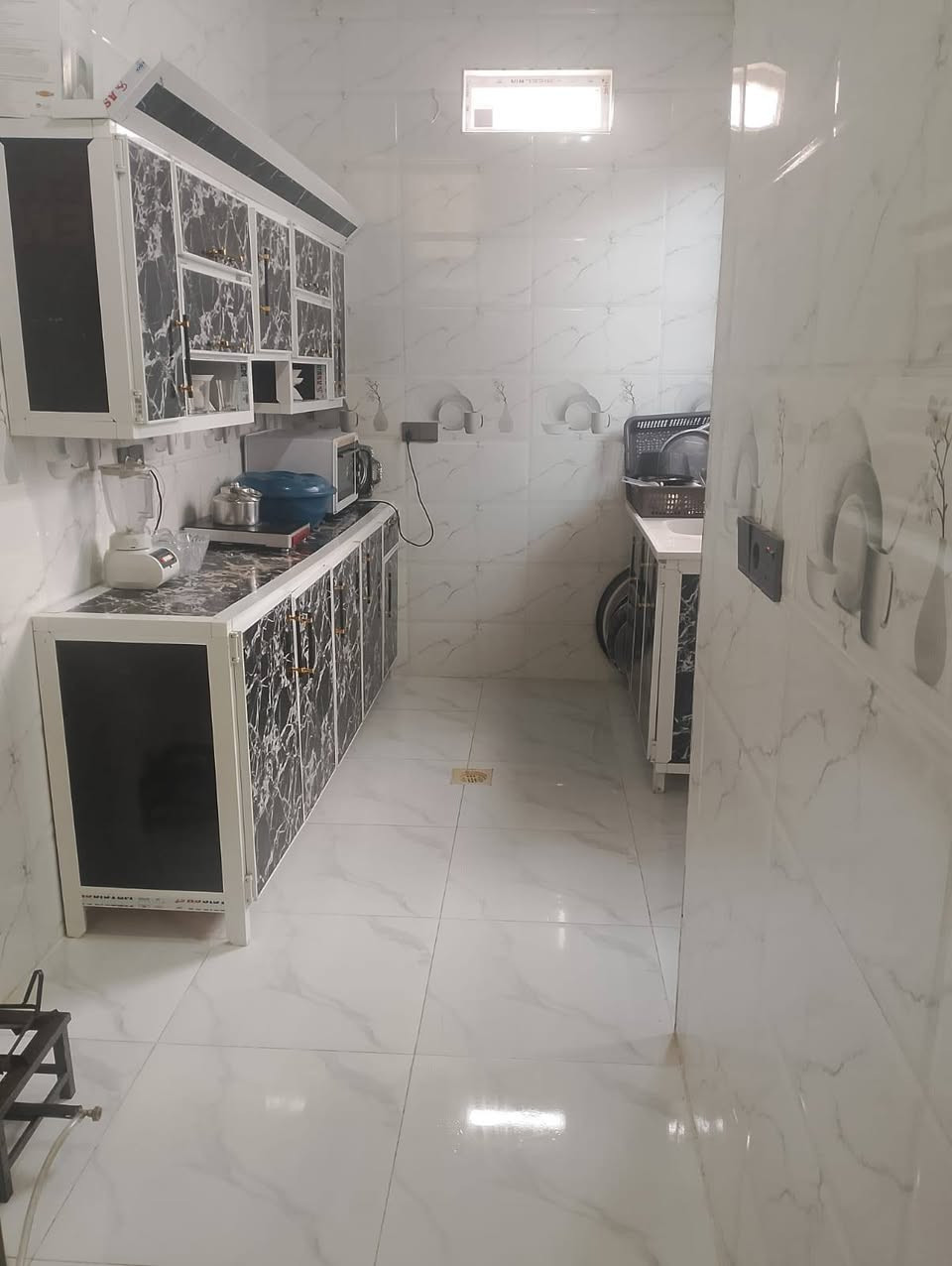 #دار_للبيع_للبيع
الموقع حي الانتصار شارع 60 مقابل مول تبارك
مساحه 110 متر
الدار متكون غرفتين نوم وهول ومطبخ واستقبال وصحيات وبيتونه
سند طابو الزهور شرط التحويل ملك صرف
بناء حديث
السعر 68 وبي مجال
للتوصل والاستفسار
***********
***********
