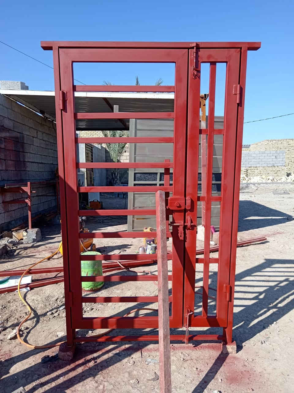 السلام عليكم باب للبيع ارتفاع مترتين 225 والعرض متر و30 طلاقه وربع سعر مناسب***********
