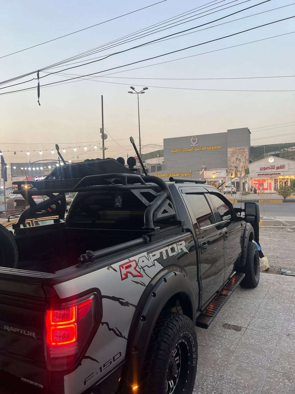 سلام عليكم 🫡 بيع او مراوس
فورد F150 خليجي وكاله نيفا موديل 2012 السياره مكفوله بدون حادث وبدون تبديل وبدون صبغ شرط السونار بيها بارد بخشم البنيد محدثه رابتر كامل مكينه جديده مبدله مال كصه تبريد ثلج 
صدر كله رابتر  + تايرات جبلي 
السياره كلها مزوده من الخارج برغي برغي مصروف عليها كلش هواي شاشه تيسلا 
السعر175     وبيها مجال بسيط  كلش اليشوفها متناسبه ختولي شباب ( رجا لحد يقارنها بل ستوك البلاديه ؟ هاي مزوده كلها ) اخر حبايه مكاني بغداد العامريه  بيها منضومه غاز 120 لتر وبيها كزوز كورسا وبرمجه طلقات عل ريمونت يفتح ويقفل
*********** اتصال 
*********** واتساب 
اسف عل اطاله كلشي موضح اي استفسار دز رساله 🤍 السياره ؟ باب طويل وبدي قصير ومن الاخير كل الملاعيب مال تزويد بيها
