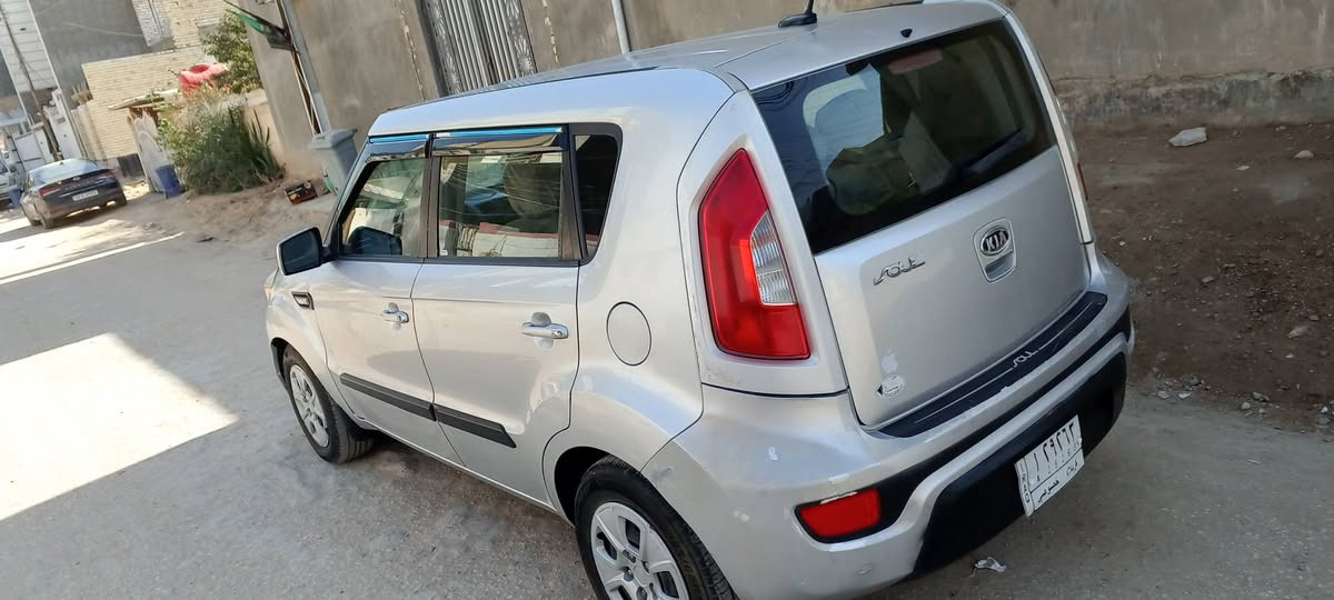 سلام عليكم كيا صول موديل 2012 أمريكي حادثه بس باب صبغ فقط ولباقي مكفولة سياره جديده  كير مكينه وحداديه تخم تاير تبريد كله جديد تحويل ثاني يوم مكانها حله بابل نادر السعر 85 وبيها مجال بسيط ***********🌹🇮🇶 مكينه 1600
