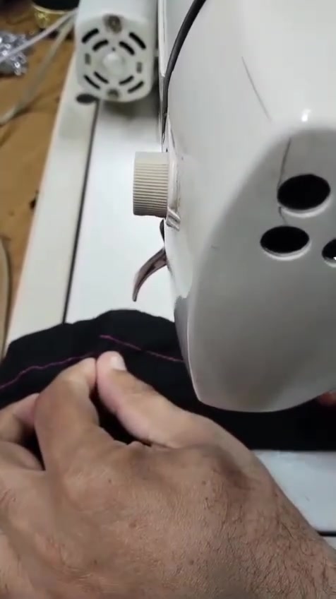 السلام عليكم مكينة برذر مؤسسة كاملة بدون نقص شغالة خياط عدل وزكزاك وجميع النقشات عالفحص وياهه بايه اوفر السعر 140الف ... بغداد البلديات ***********.ملاحظة كسر بالجنطة مثل ماموضح بالصور

